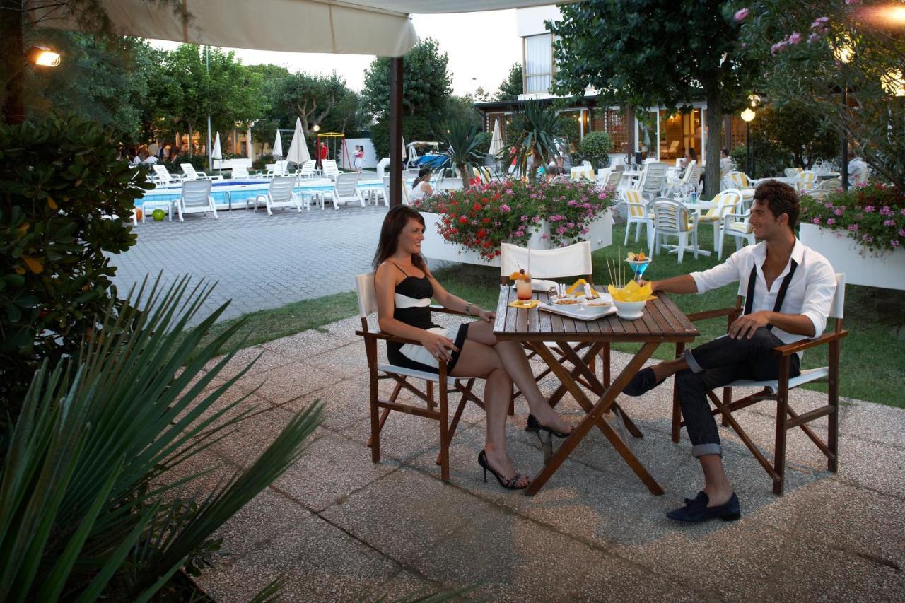 Alexandra Plaza Hotel Riccione Exterior foto