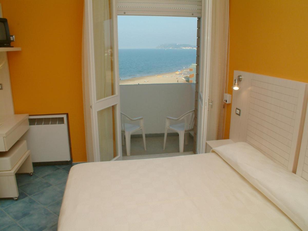 Alexandra Plaza Hotel Riccione Exterior foto