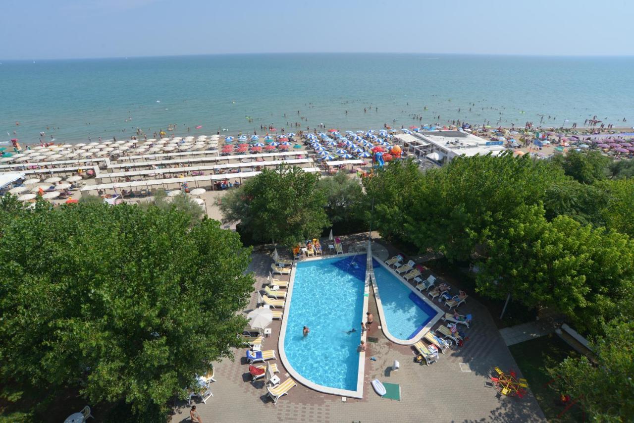 Alexandra Plaza Hotel Riccione Exterior foto