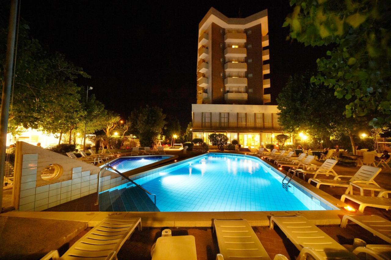 Alexandra Plaza Hotel Riccione Exterior foto