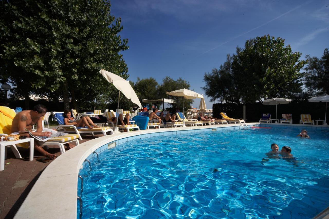 Alexandra Plaza Hotel Riccione Exterior foto