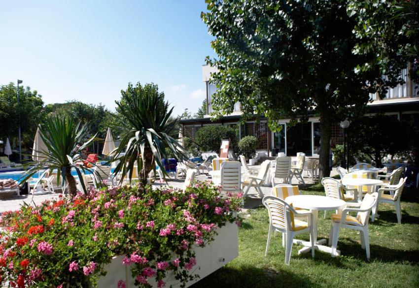 Alexandra Plaza Hotel Riccione Exterior foto